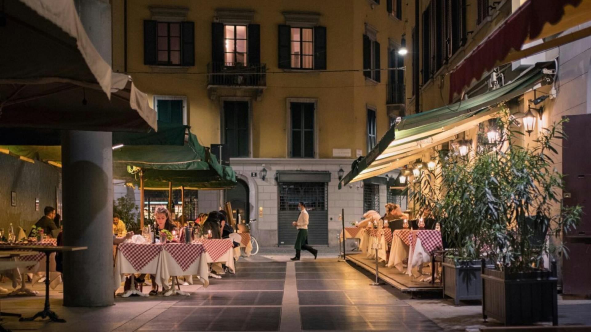 piazza con tavoli ristorante