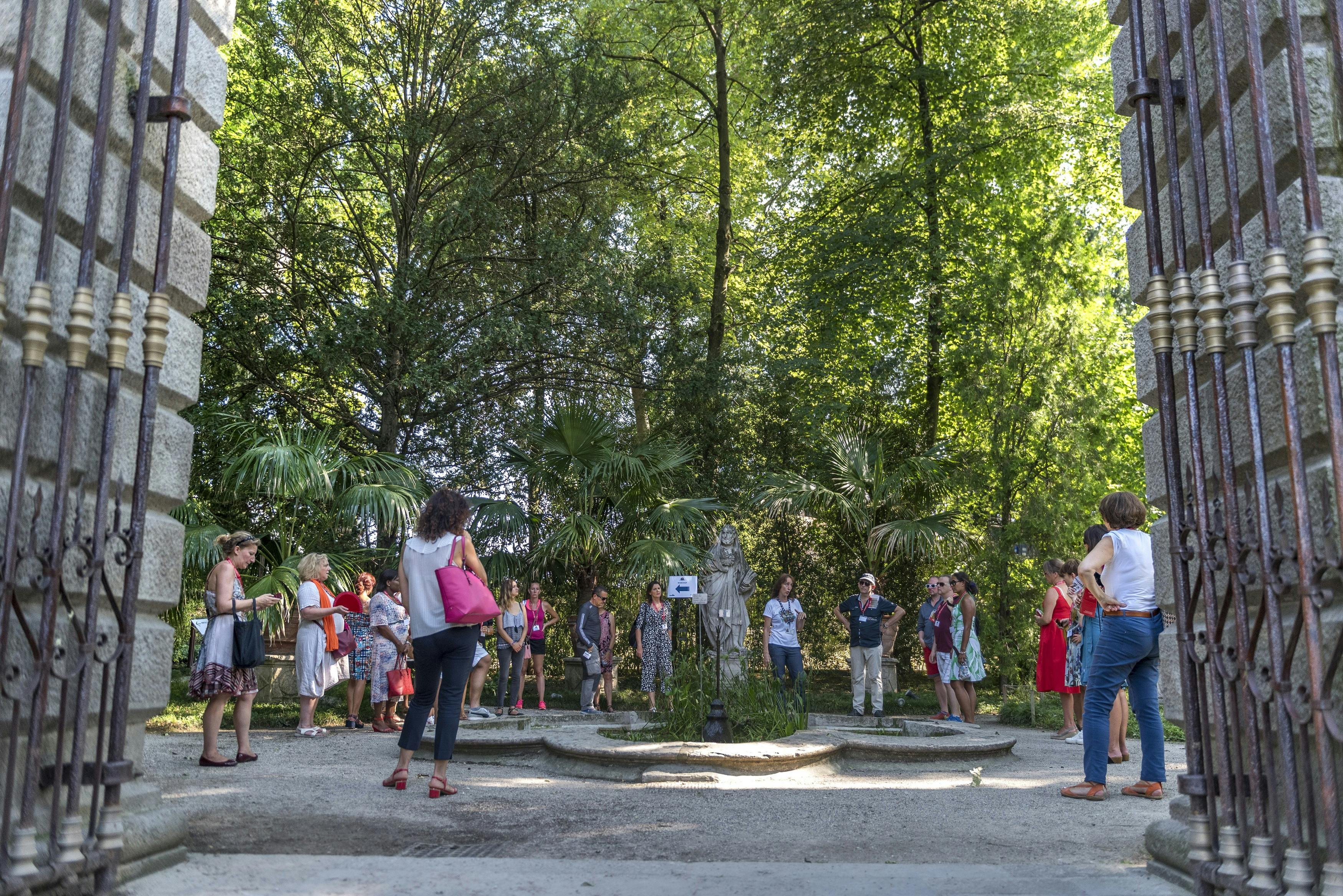 giardino con fontana e persone