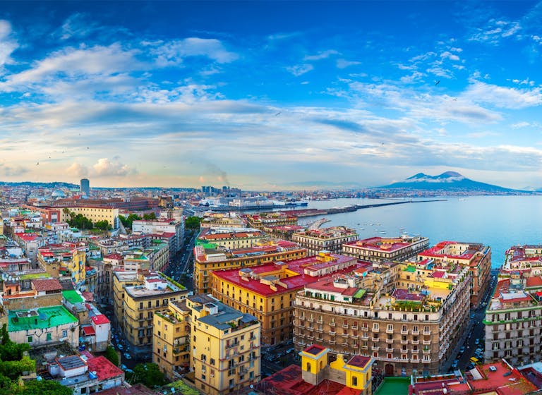 Vista dall'alto di Napoli con mare sullo sfondo