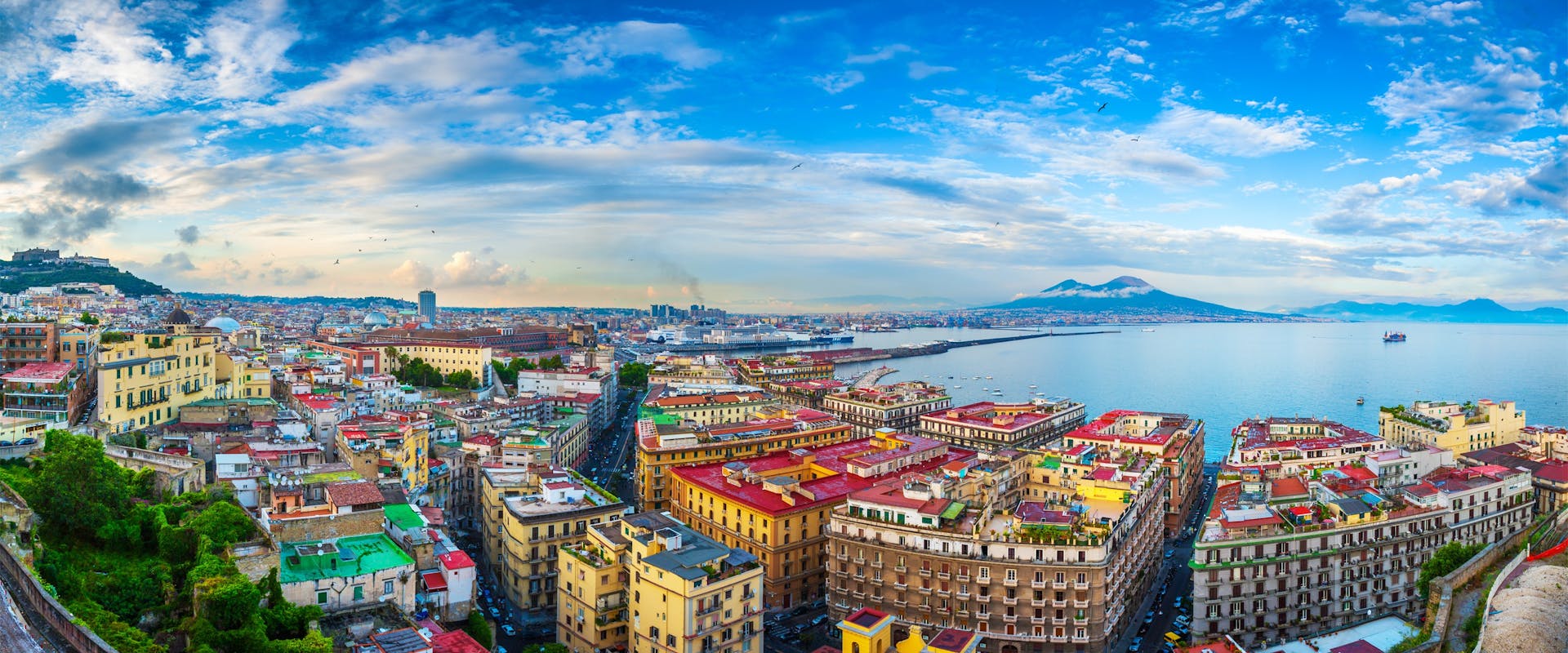 Vista dall'alto di Napoli con mare sullo sfondo