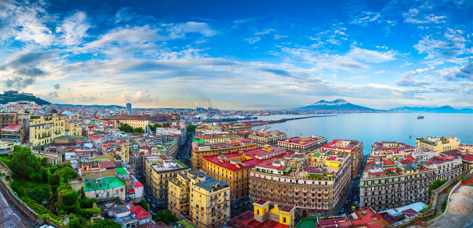 Vista dall'alto di Napoli con mare sullo sfondo