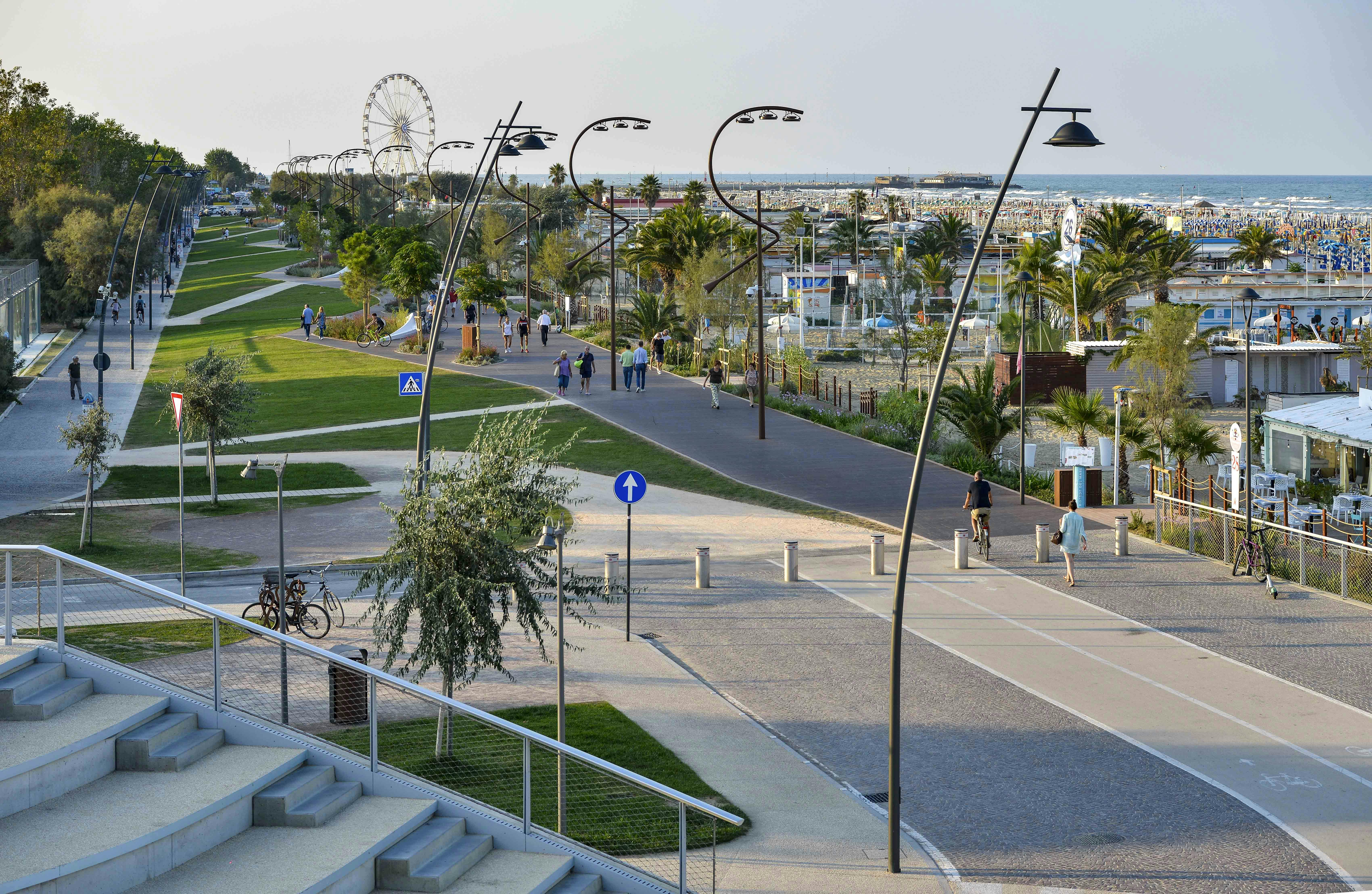 passeggiata sul lungo mare Rimini