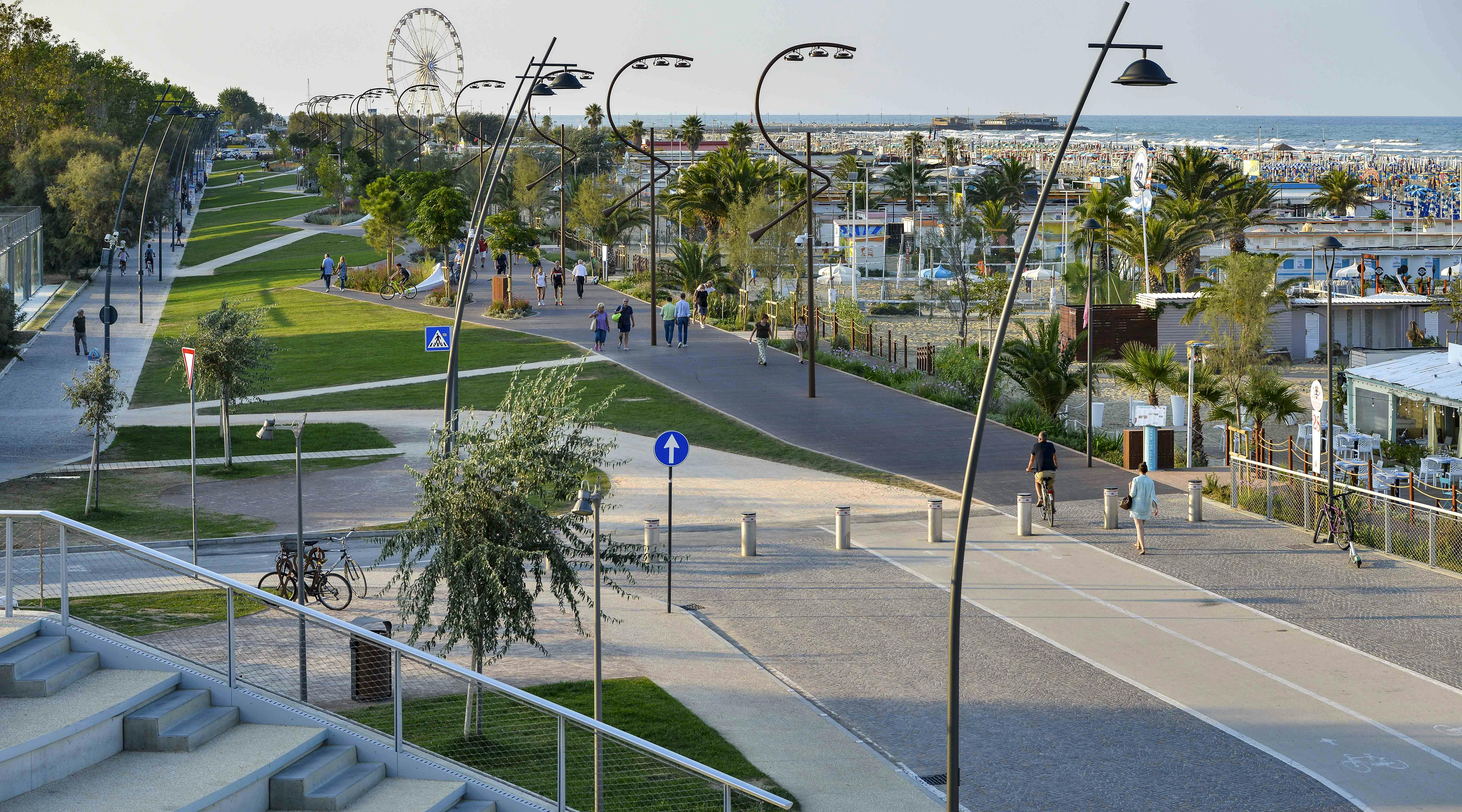 passeggiata sul lungo mare Rimini