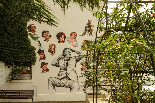muro con disegni e piante intorno