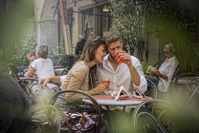 Coppia che sorseggia spritz in un bar di Padova