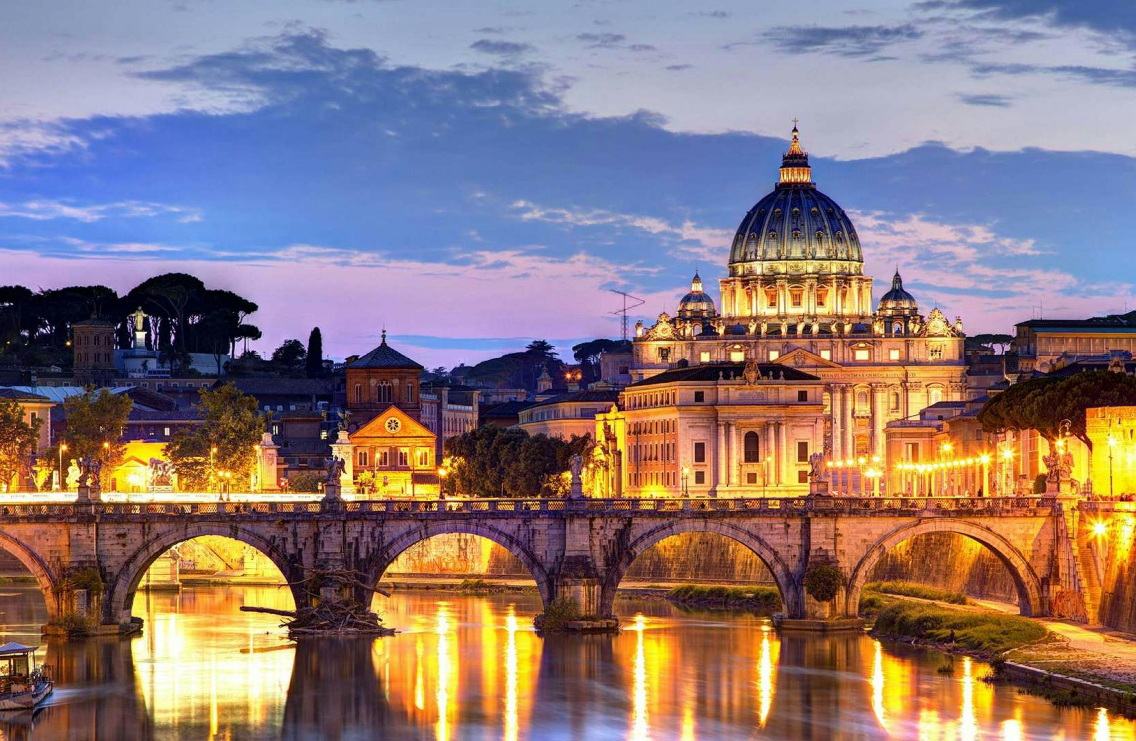 Vista della città di Roma illuminata al tramonto