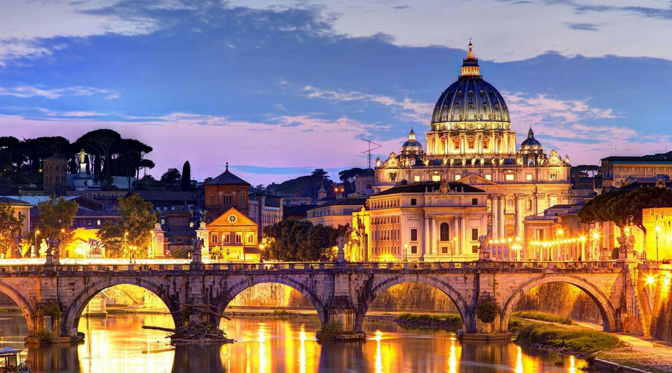 Vista della città di Roma illuminata al tramonto