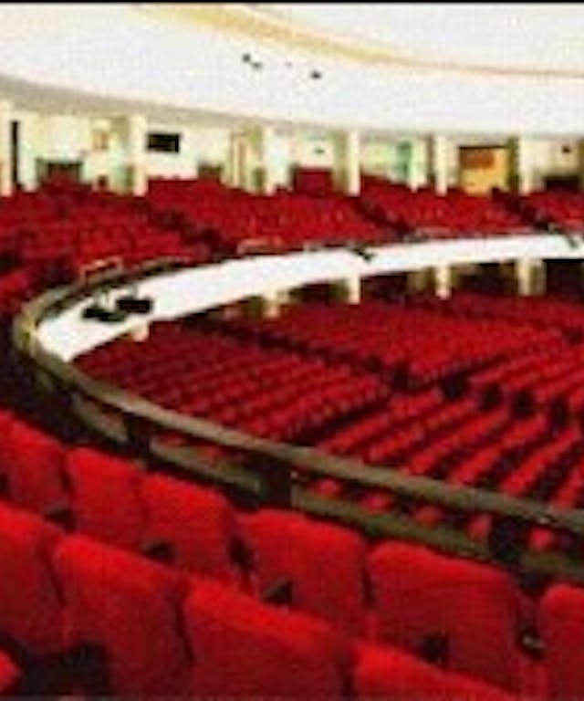 Sala del Teatro Olimpico di Roma con sedie rosse