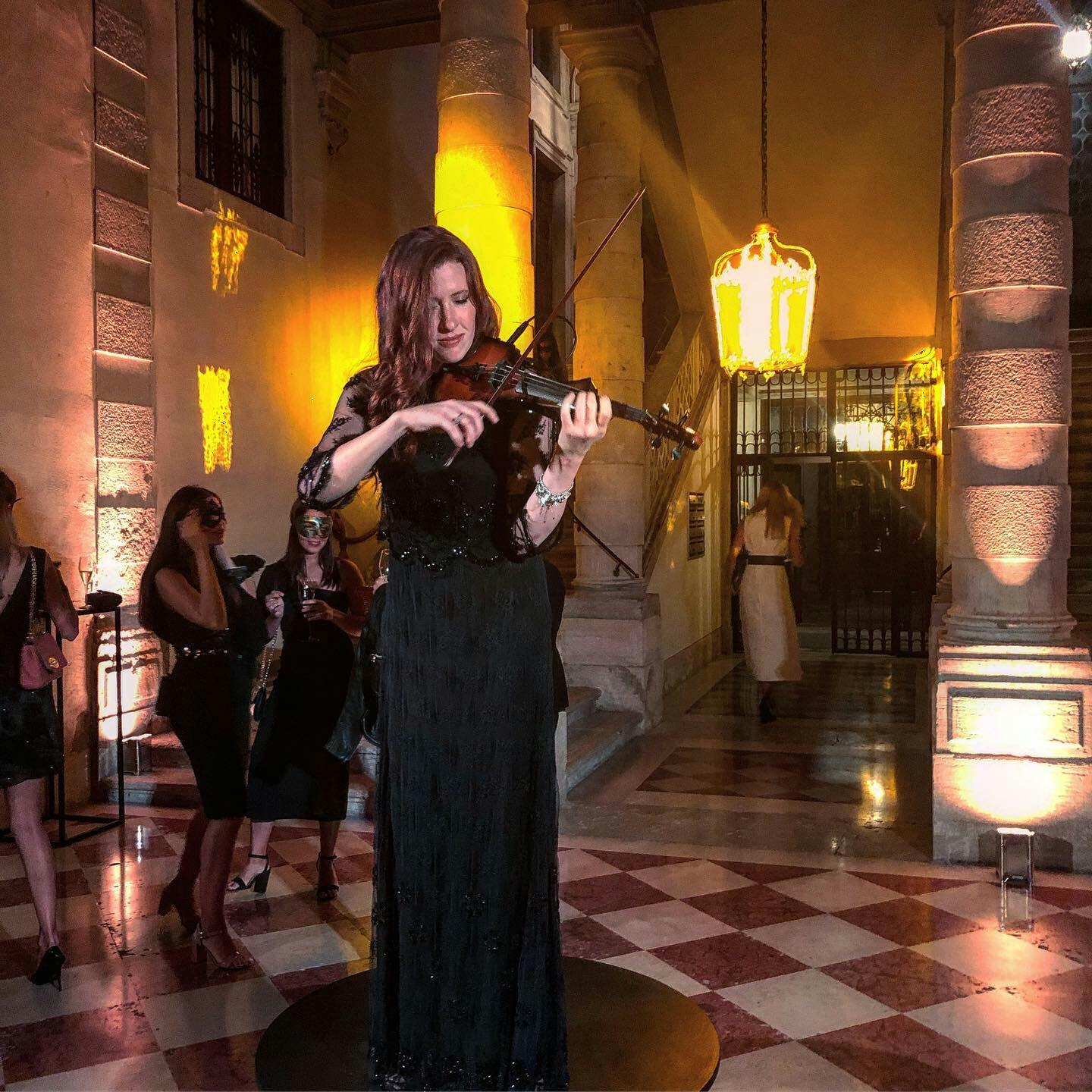 ragazza che suona il violino