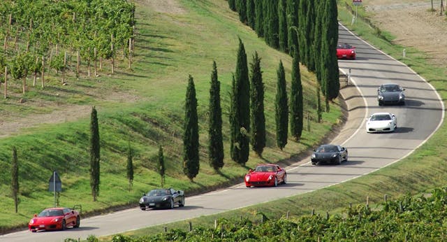 ferrari su strada