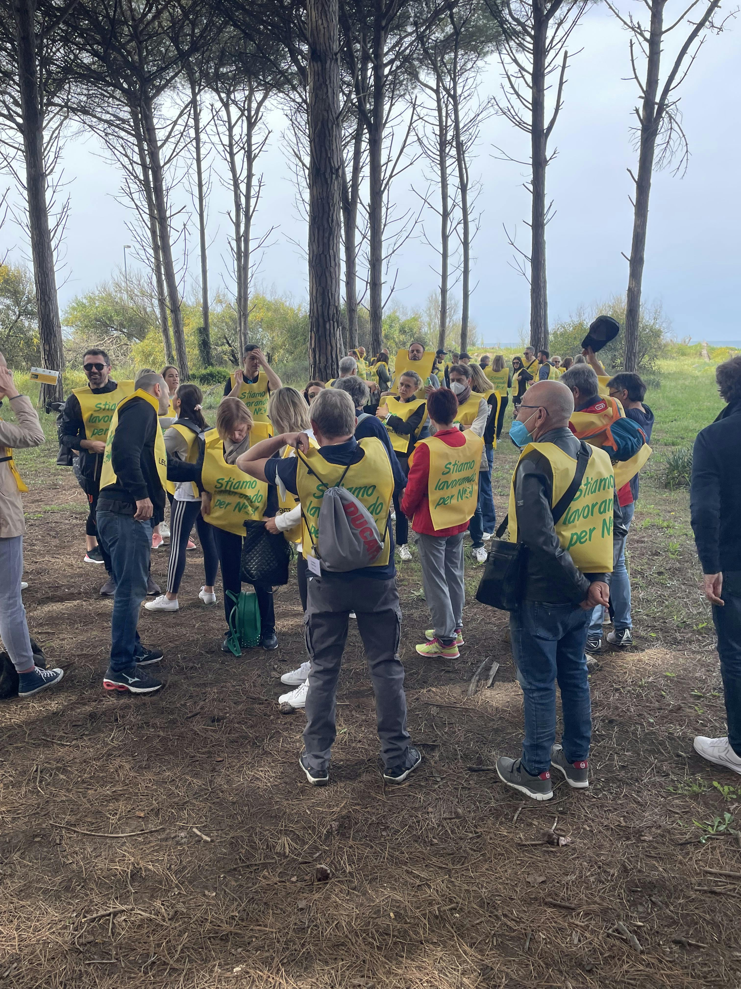 Persone riunite in un bosco