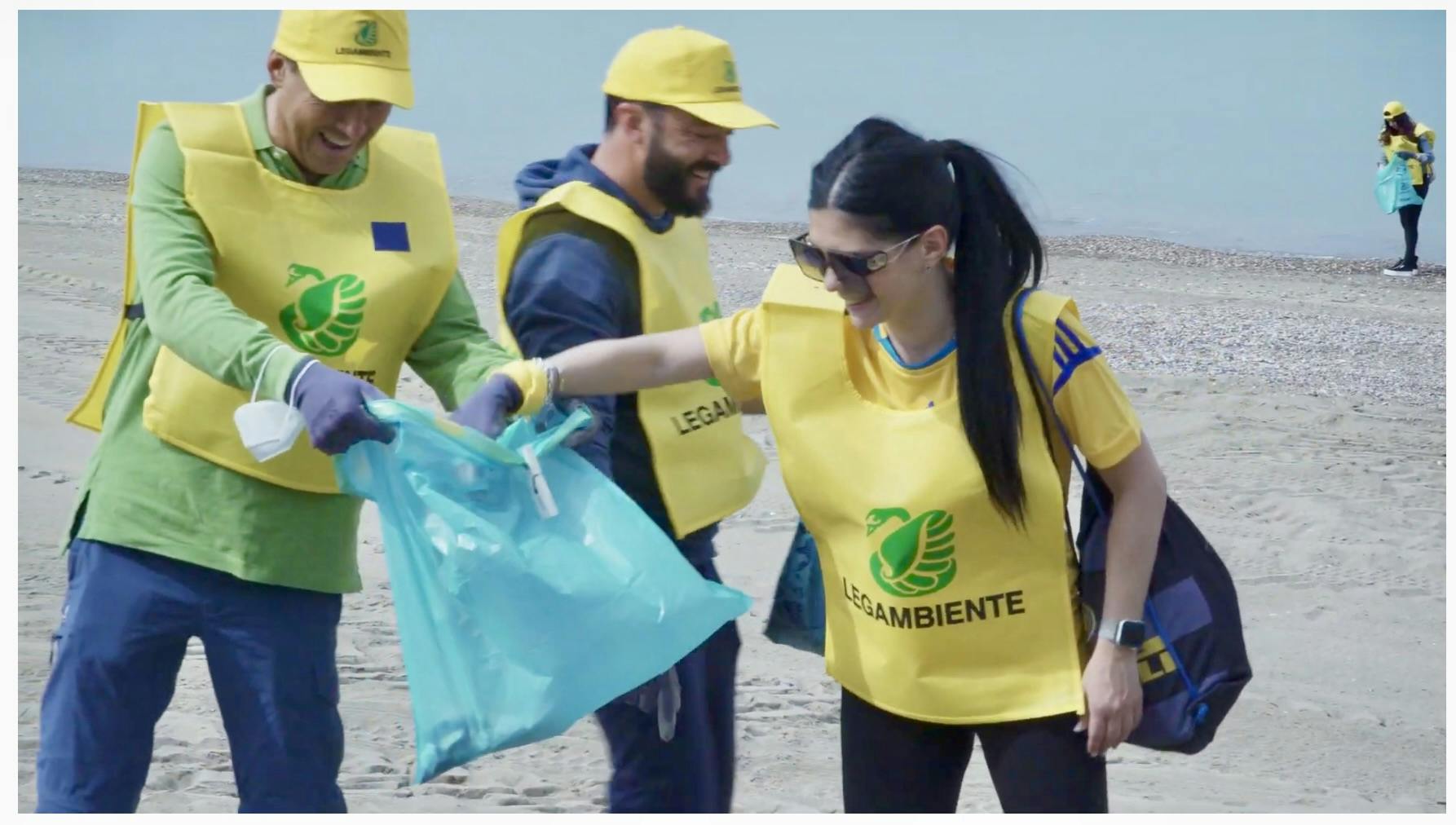 Attività di pulizia della spiaggia