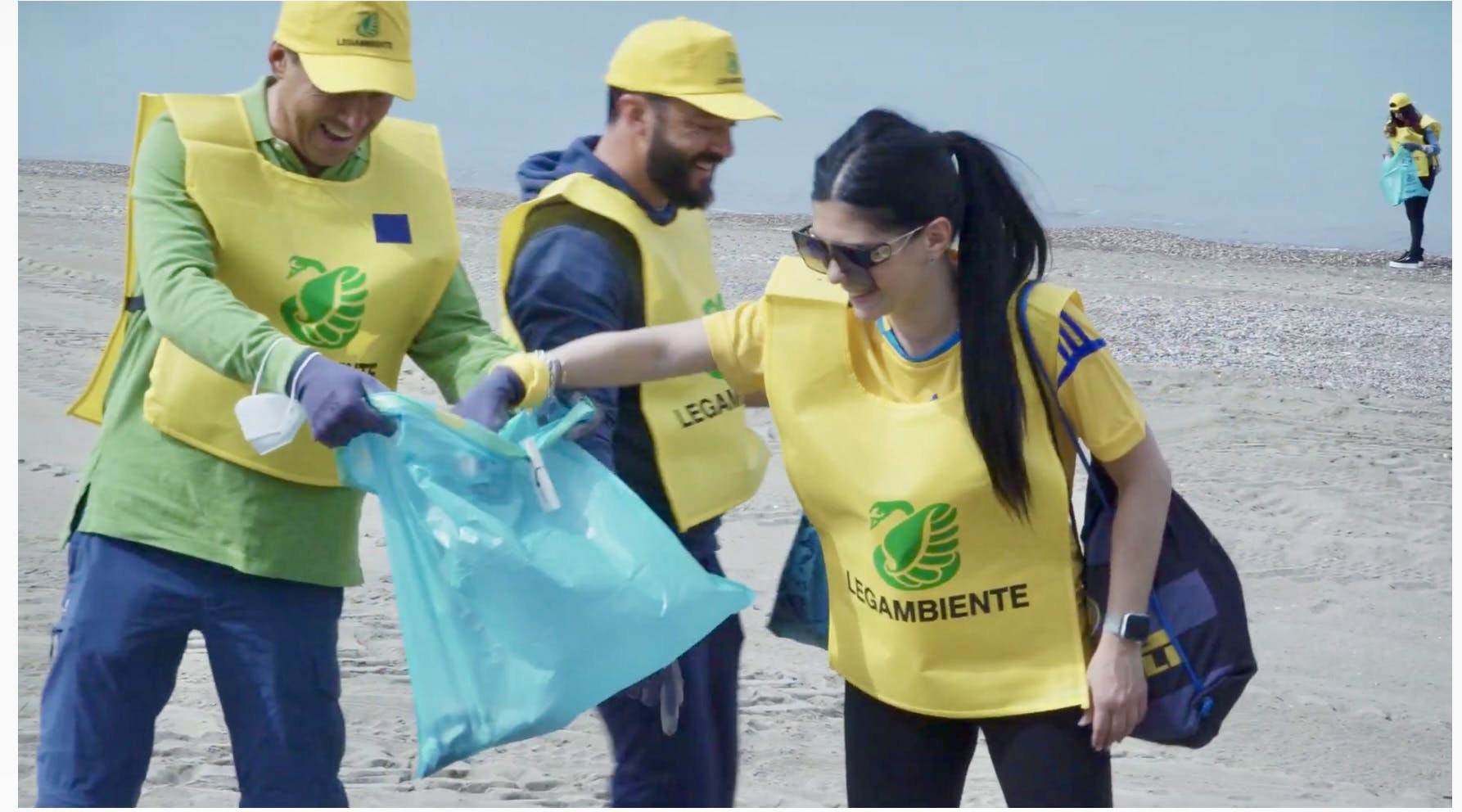 Attività di pulizia della spiaggia