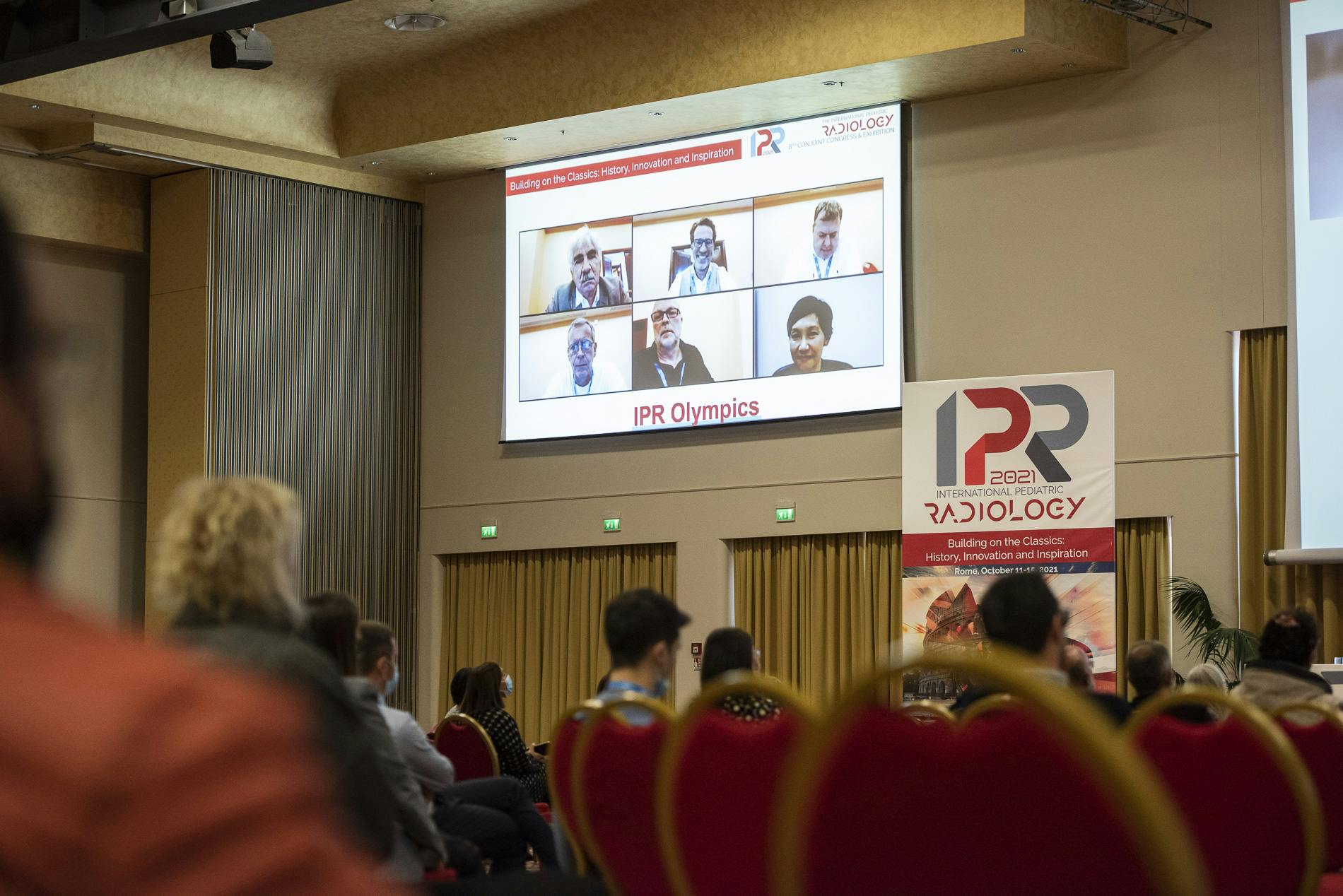 Sala riunione con molte persone