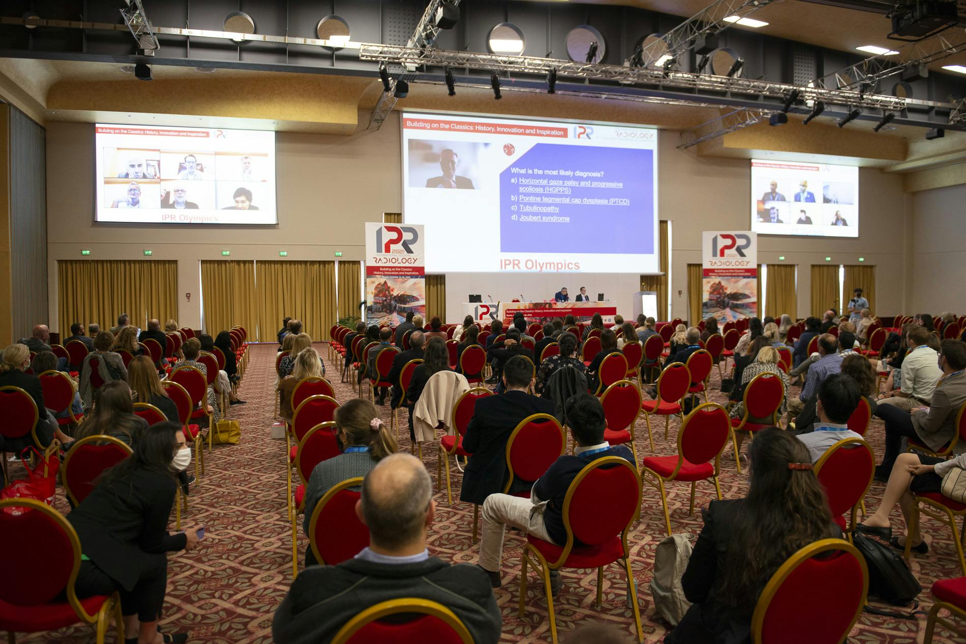 Sala riunioni con molte persone