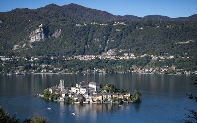isola nel lago