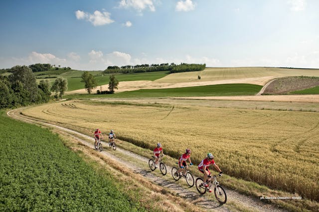 ciclisti nei campi
