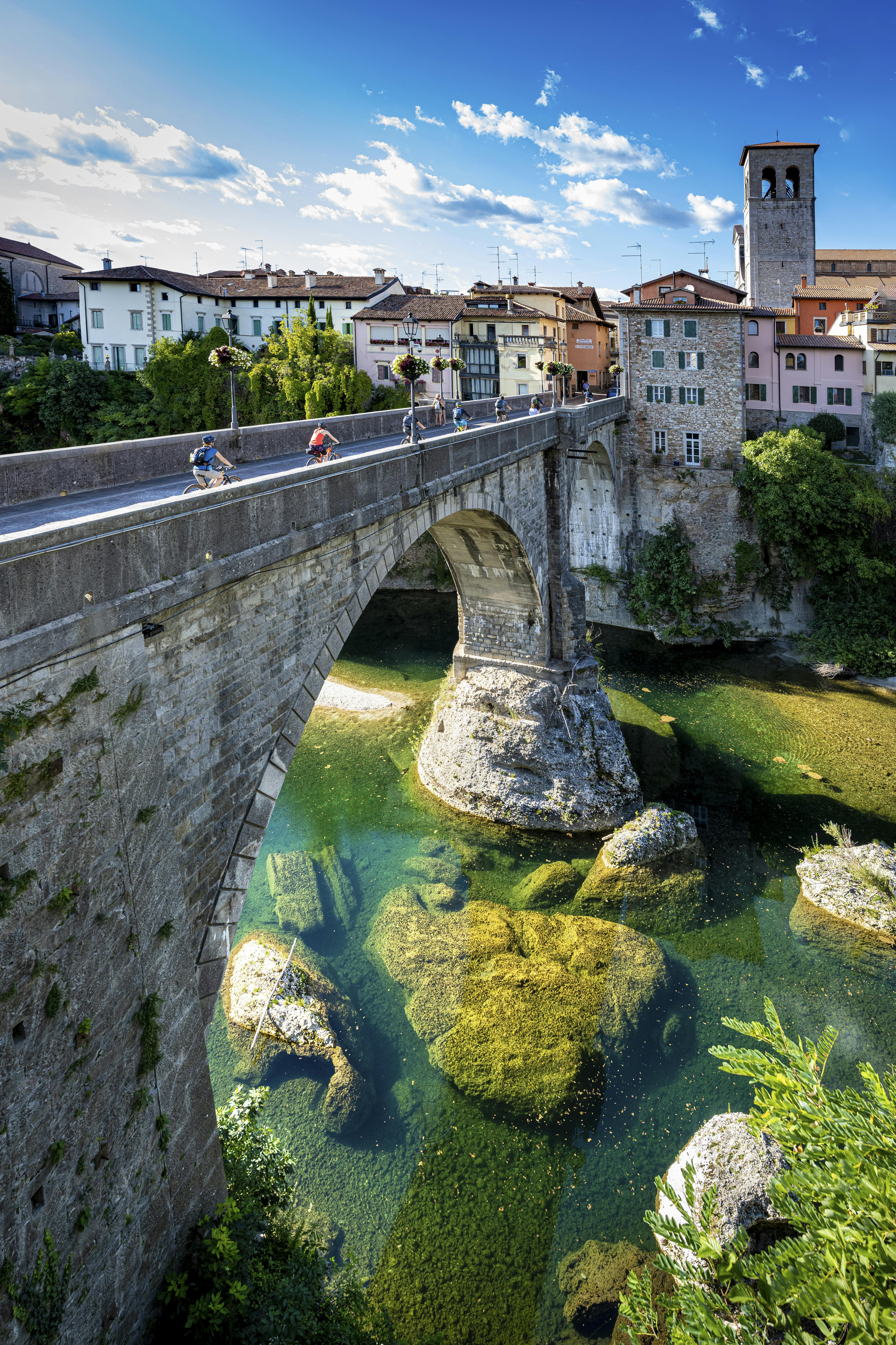 Ponte con case s ullo sfondo e fiume