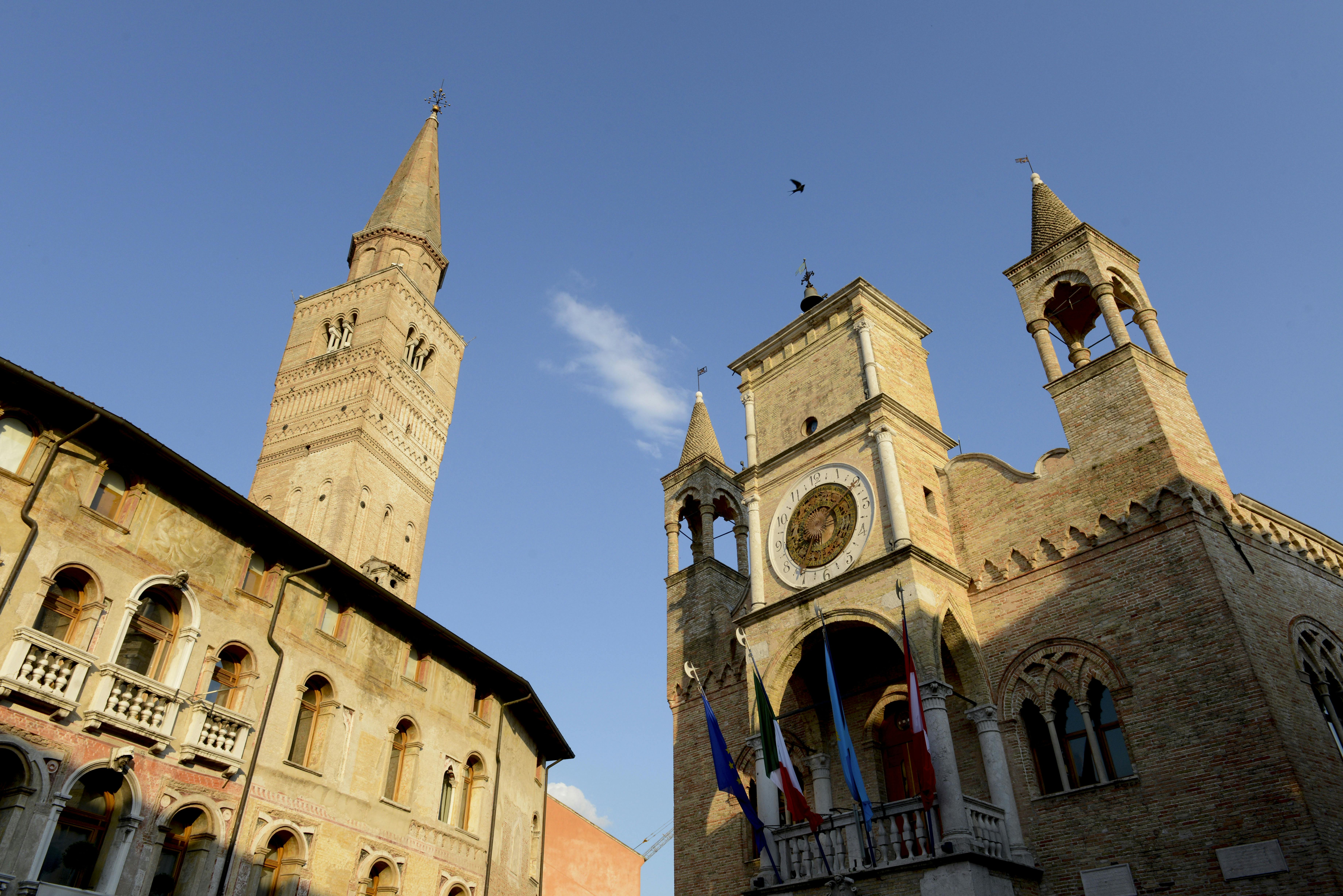 Palazzi e cielo blu