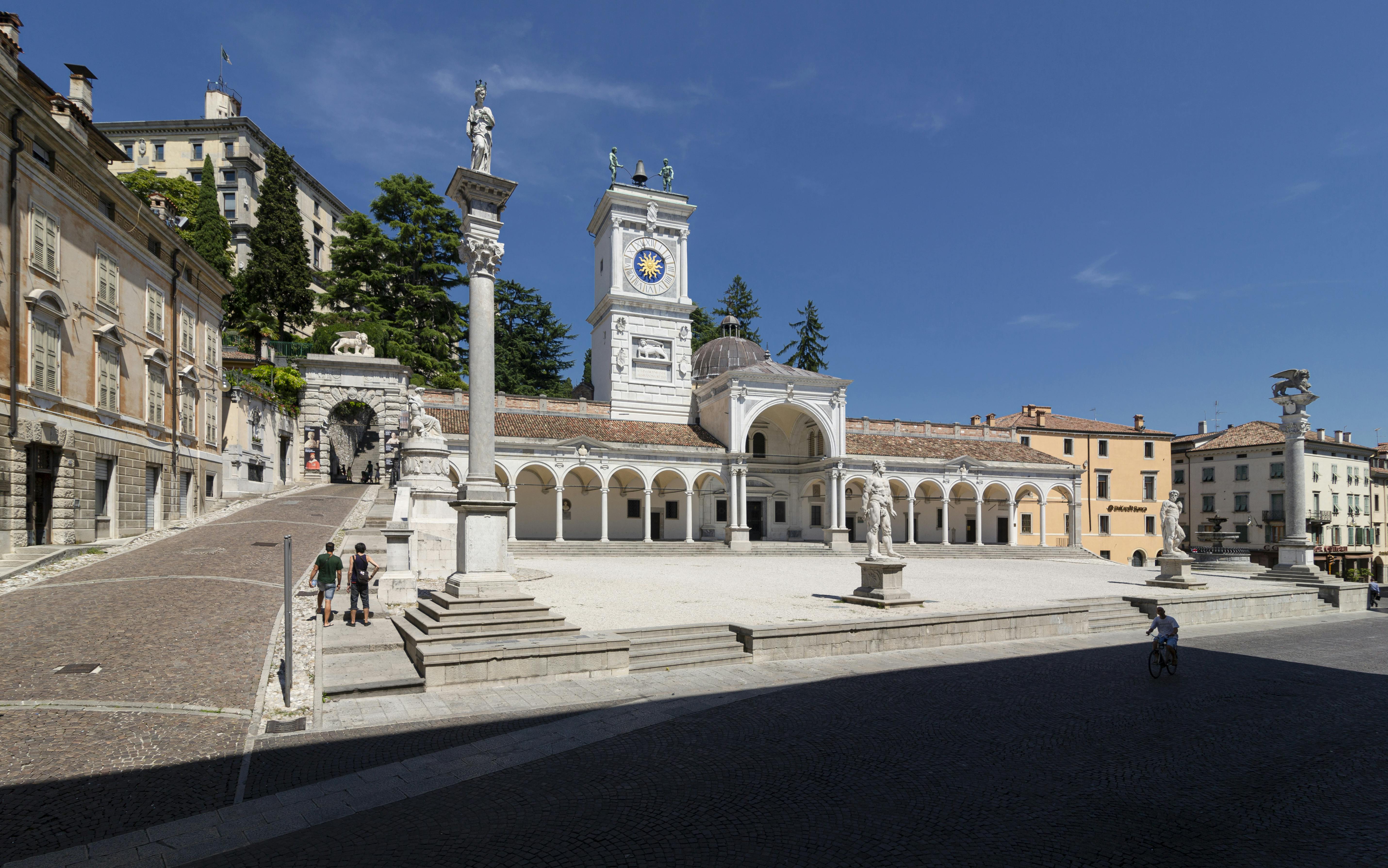 Piazza con cielo blu