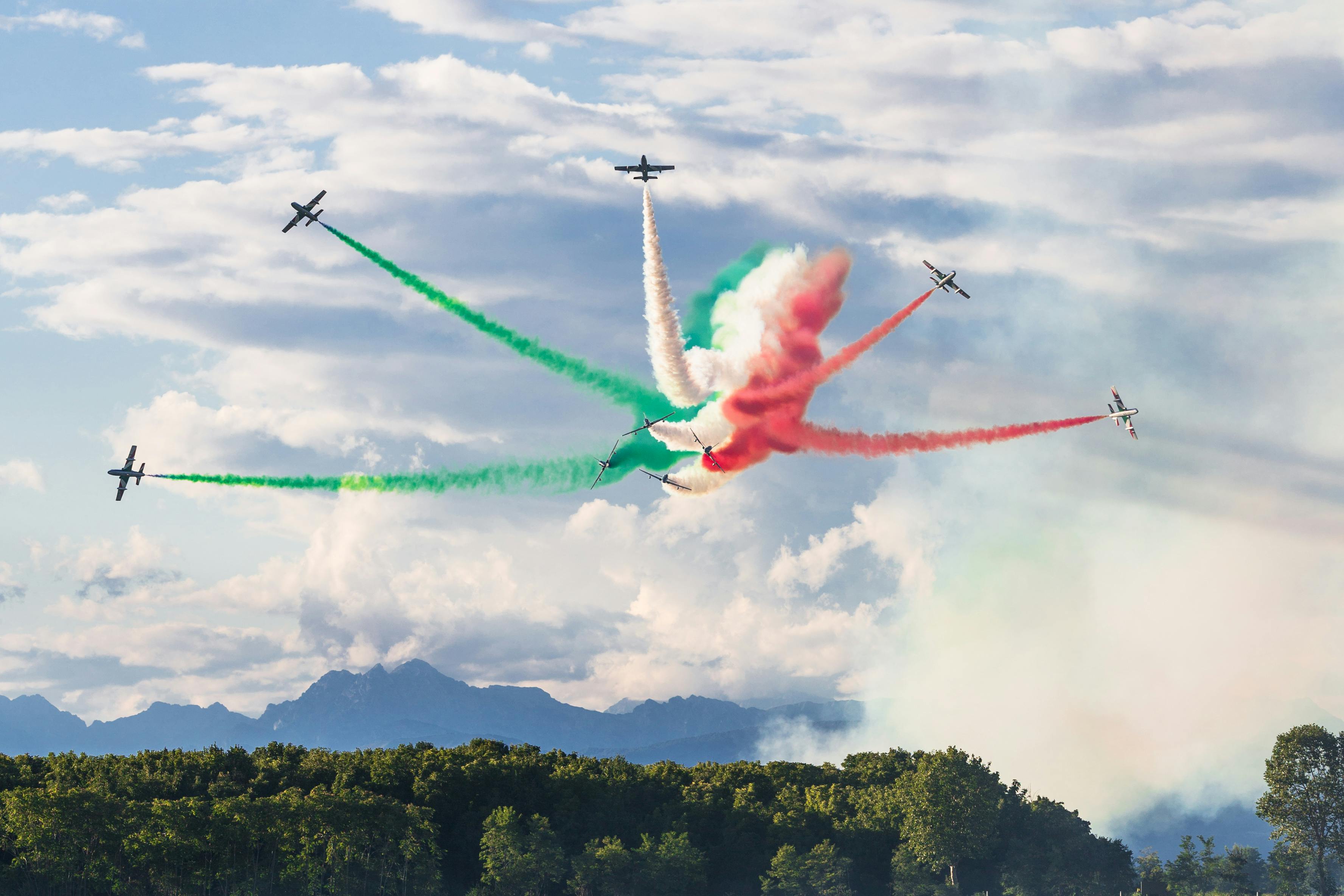 Spettacolo colorato con aerei