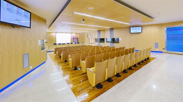 Sala meeting con sedie di legno e pavimento bianco