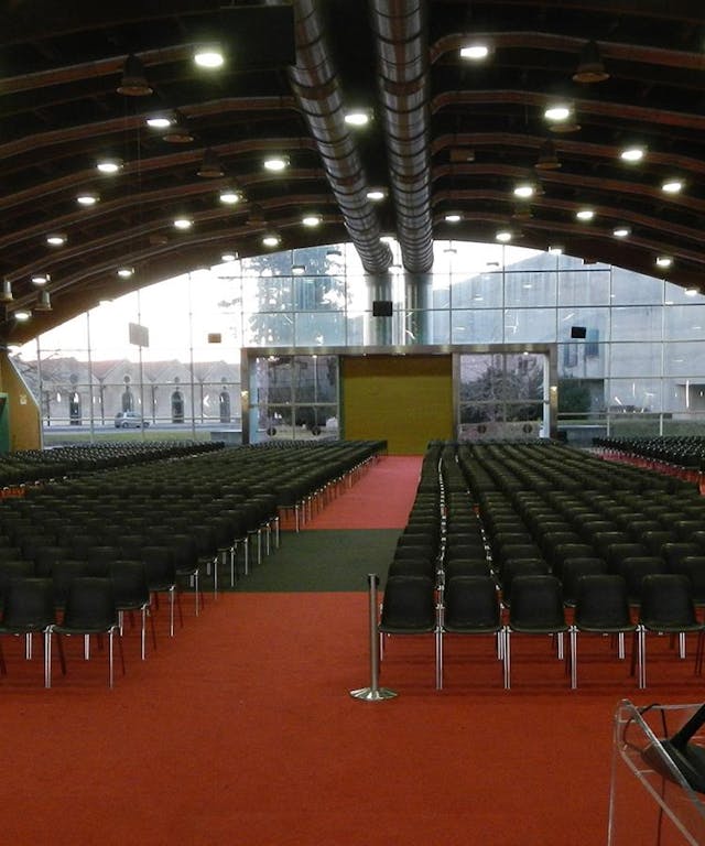 Sala riunione con sedie nere e pavimento rosso