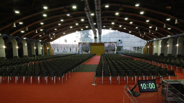 Sala riunione con sedie nere e pavimento rosso