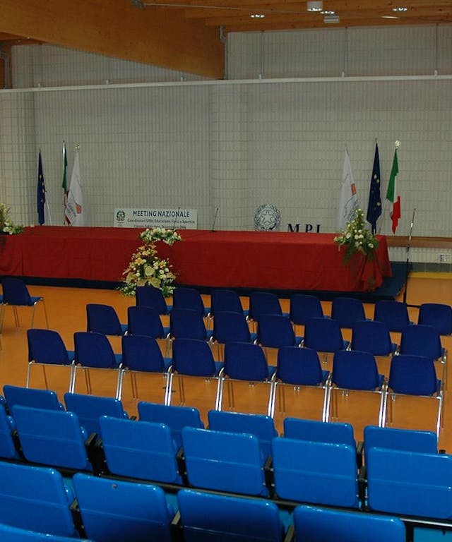Sala riunioni con sedie blu e pavimento in legno