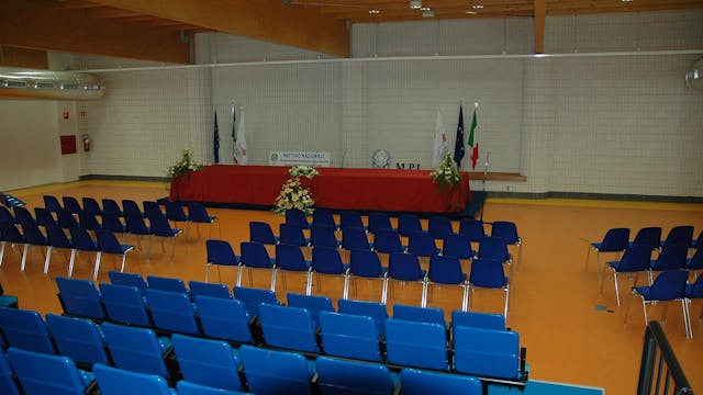 Sala riunioni con sedie blu e pavimento in legno