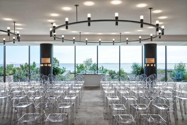 Sala riunioni con sedie trasparenti e vista mare
