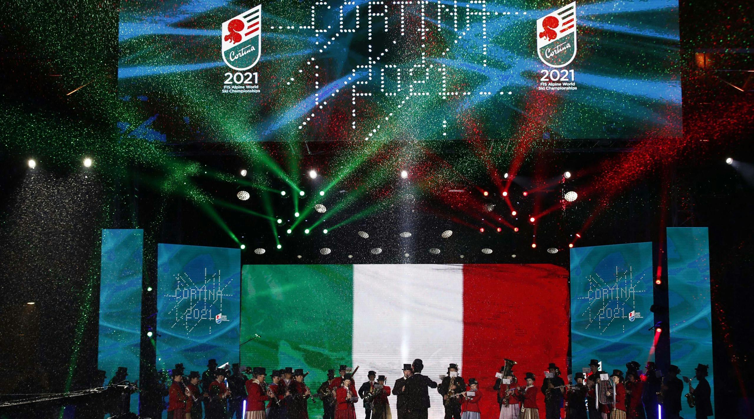 Grande evento con bandiera italiana sullo sfondo