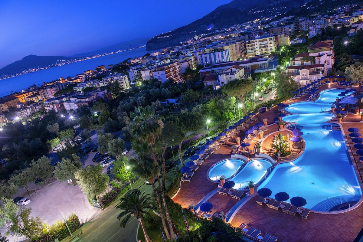 Vista dall'alto di piscina all'aperto e alberi