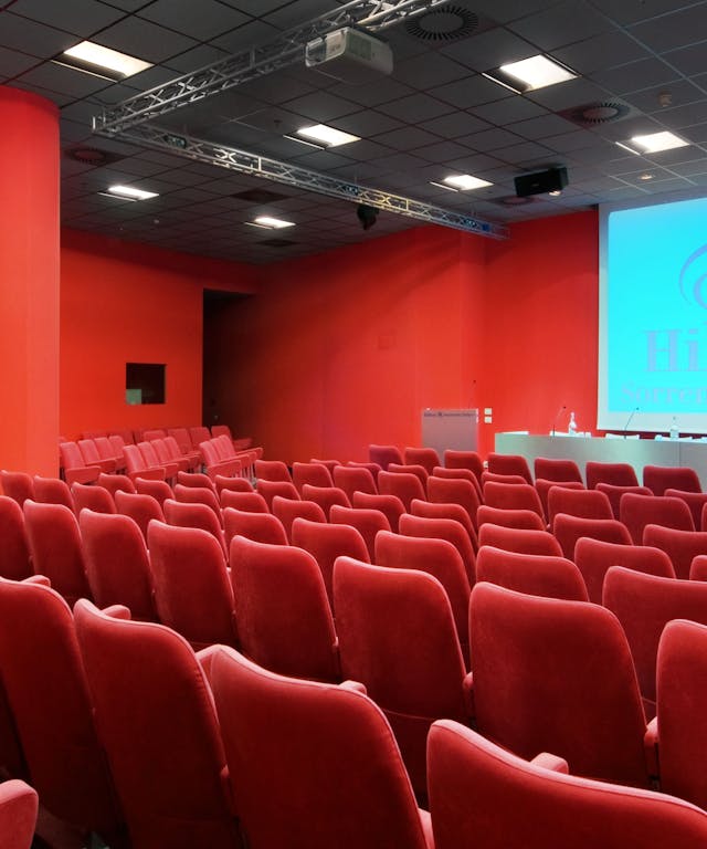 Sala meeting con sedie rosse e pareti rosse