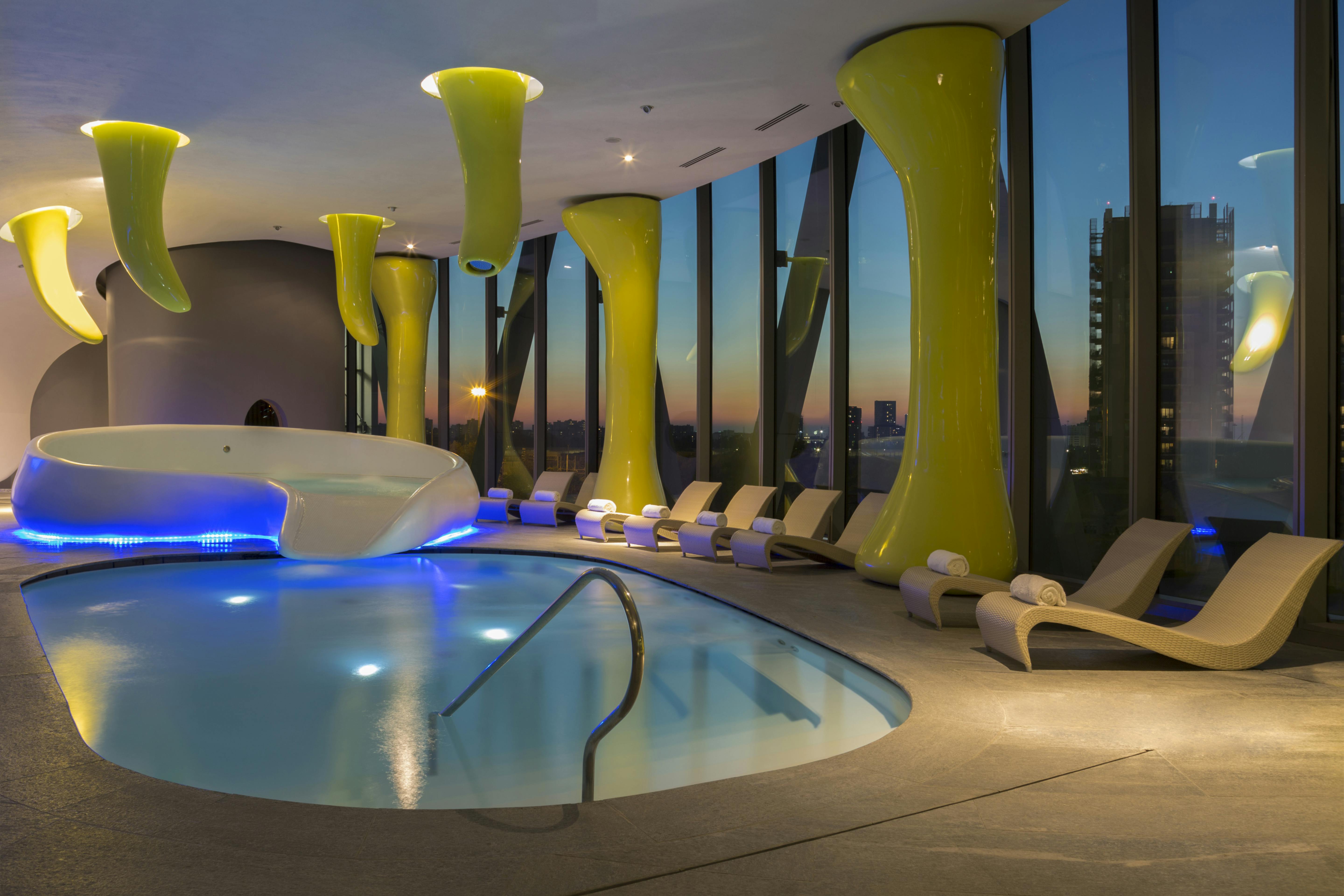 Aerea Spa di hotel con piscina in vista
