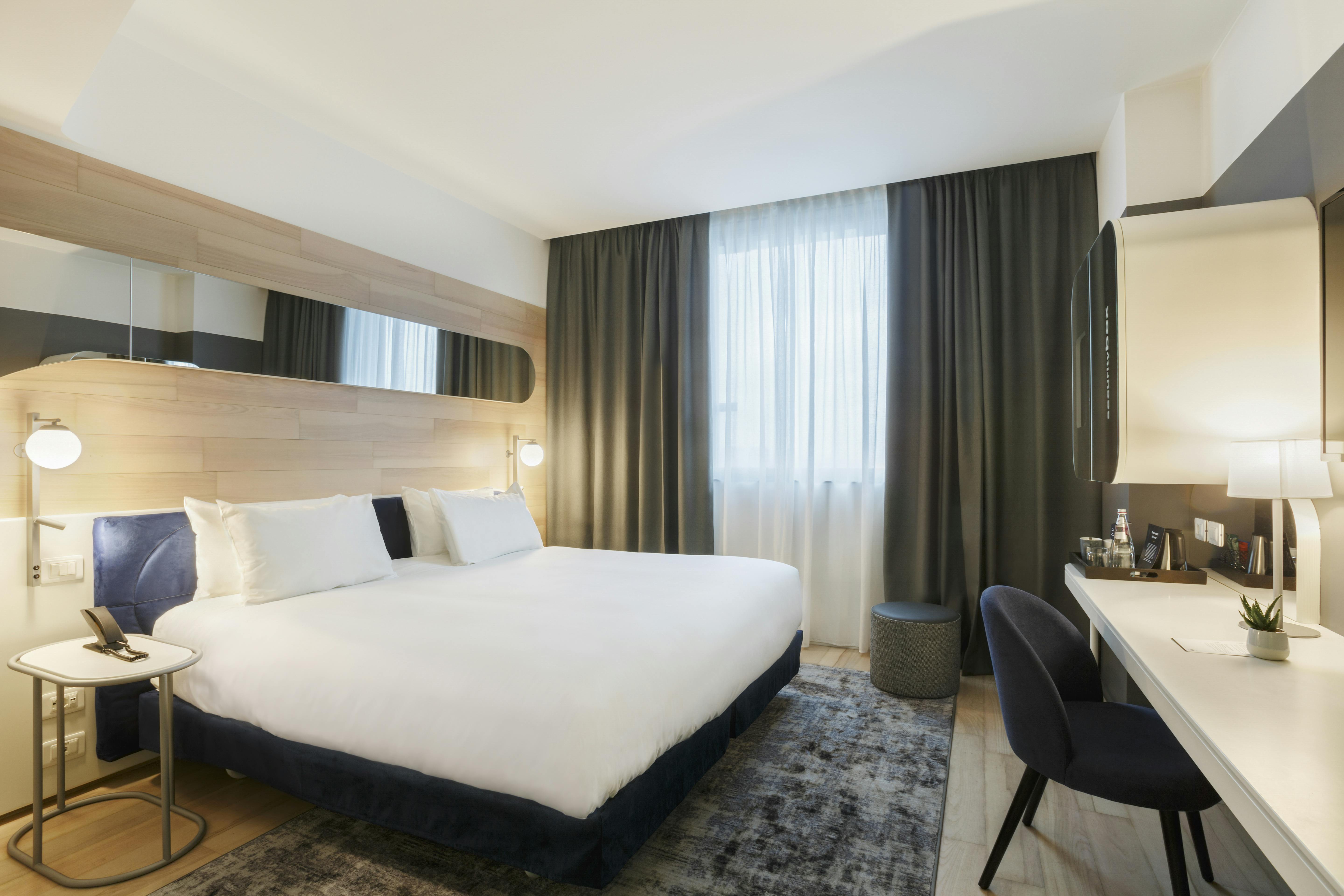 Suite di Hotel con letto e scrivania
