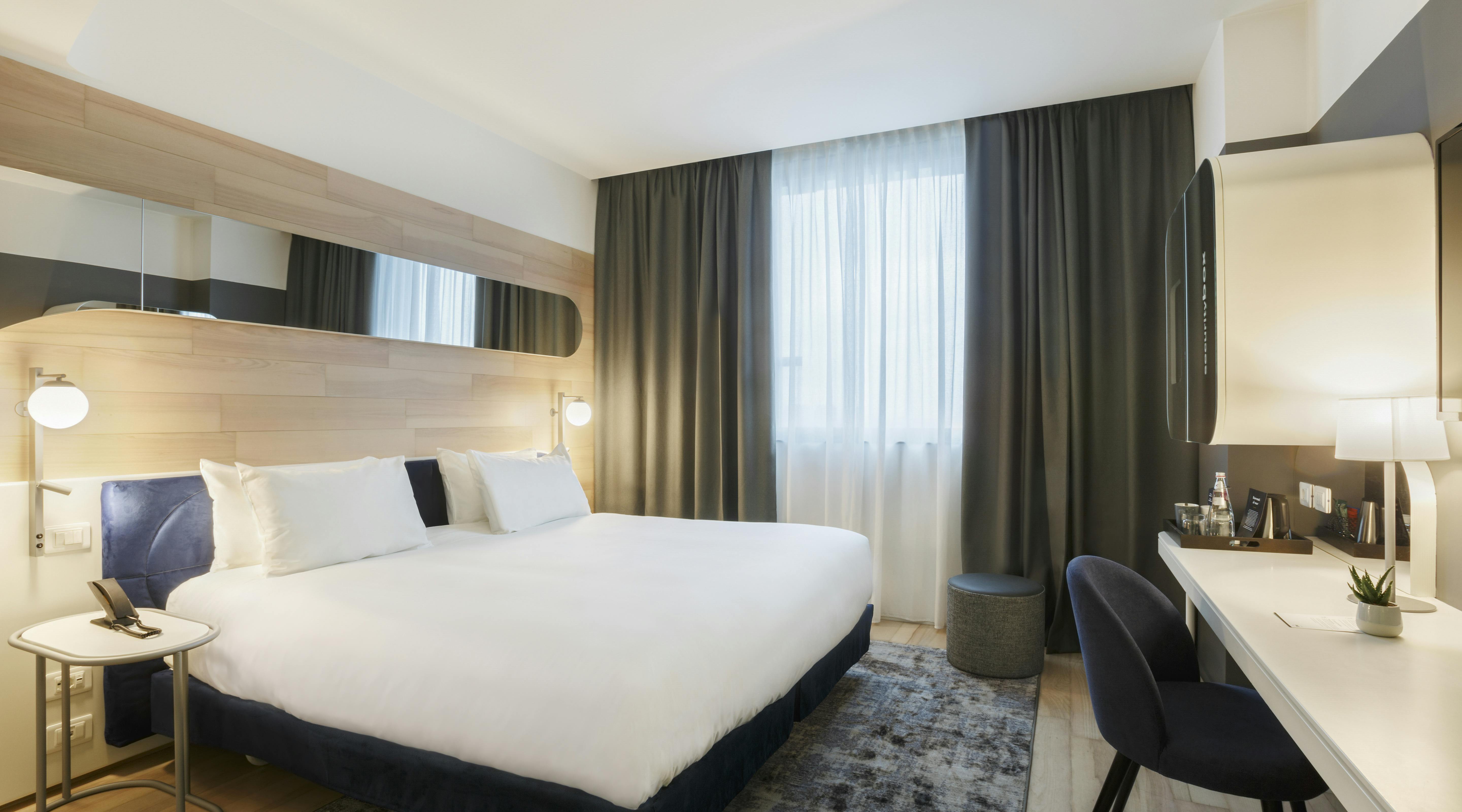 Suite di Hotel con letto e scrivania