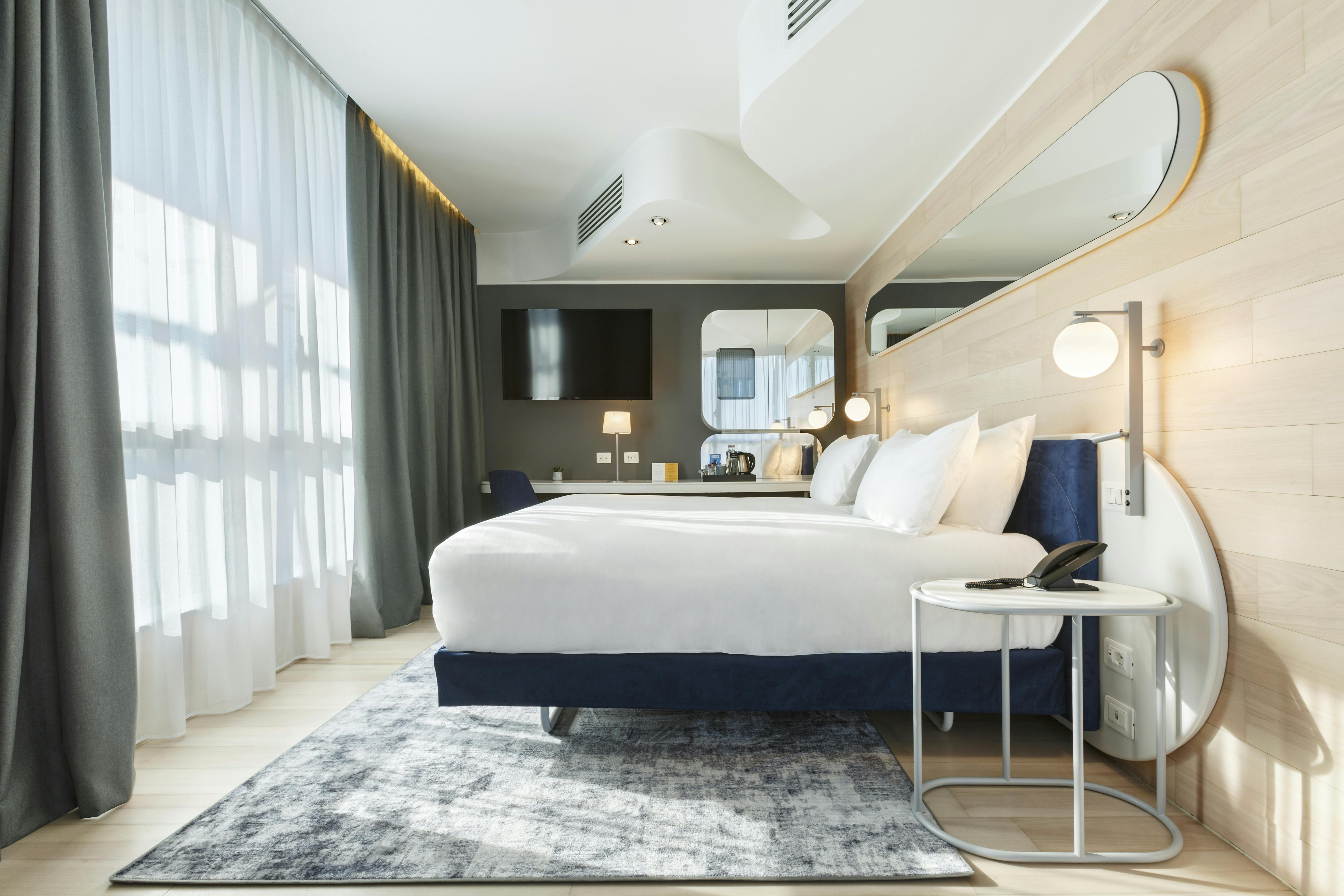 Suite di hotel con lenzuola bianche