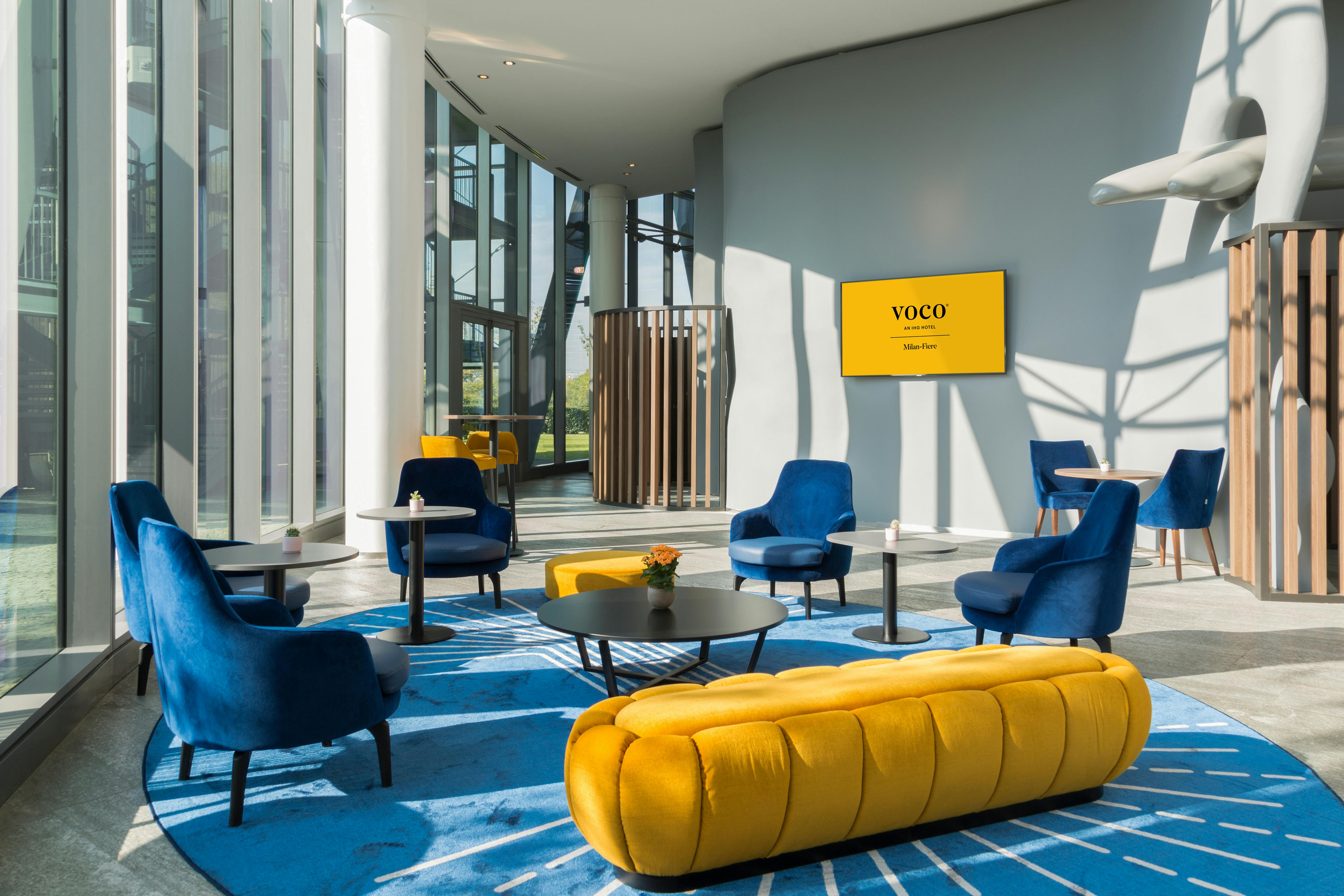 Area relax di hotel con sedie blu e gialle
