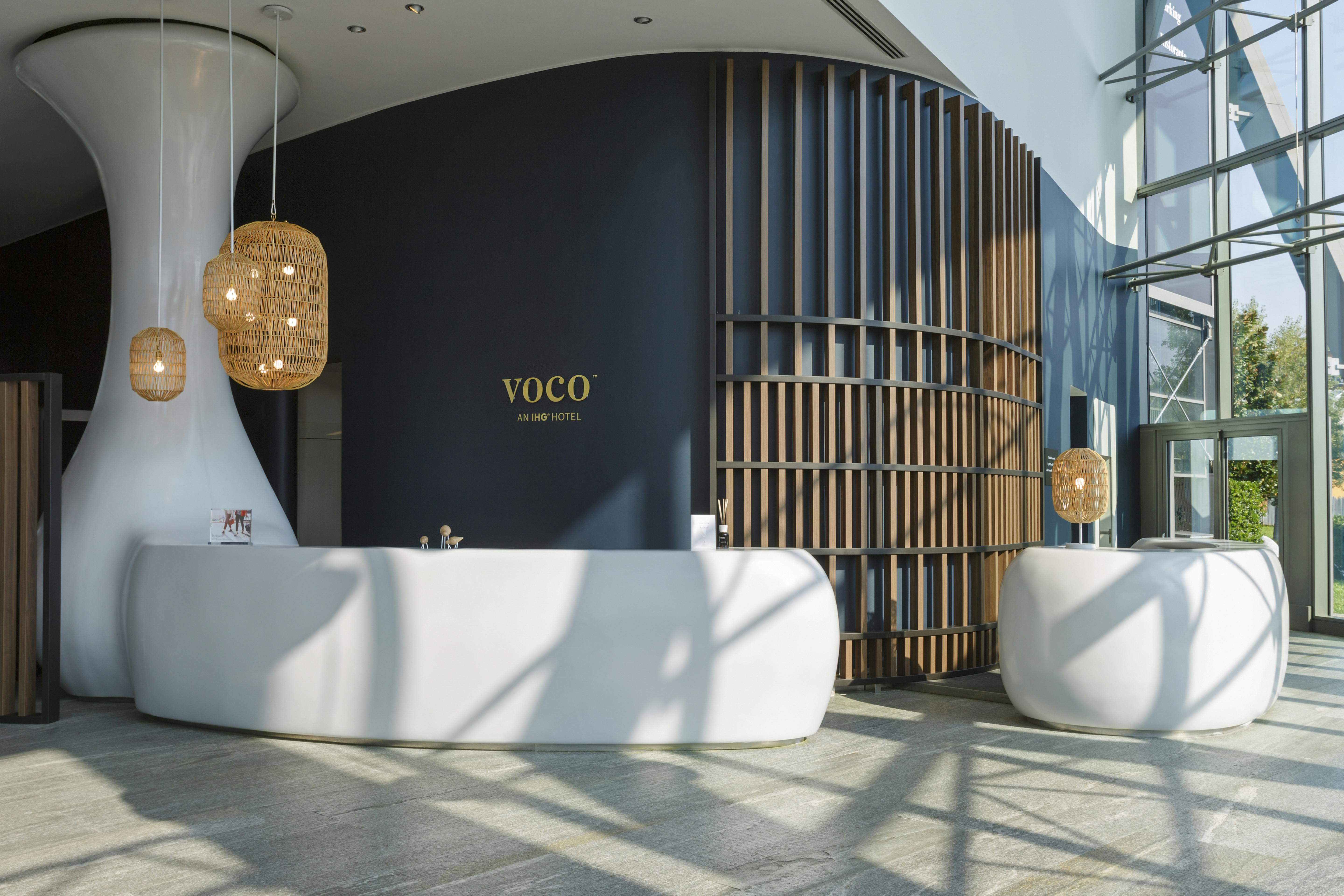 Reception di hotel con bancone bianco