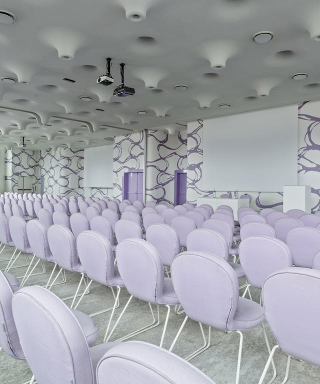 Sala riunioni con pavimento bianco, sedie bianche e pareti bianche