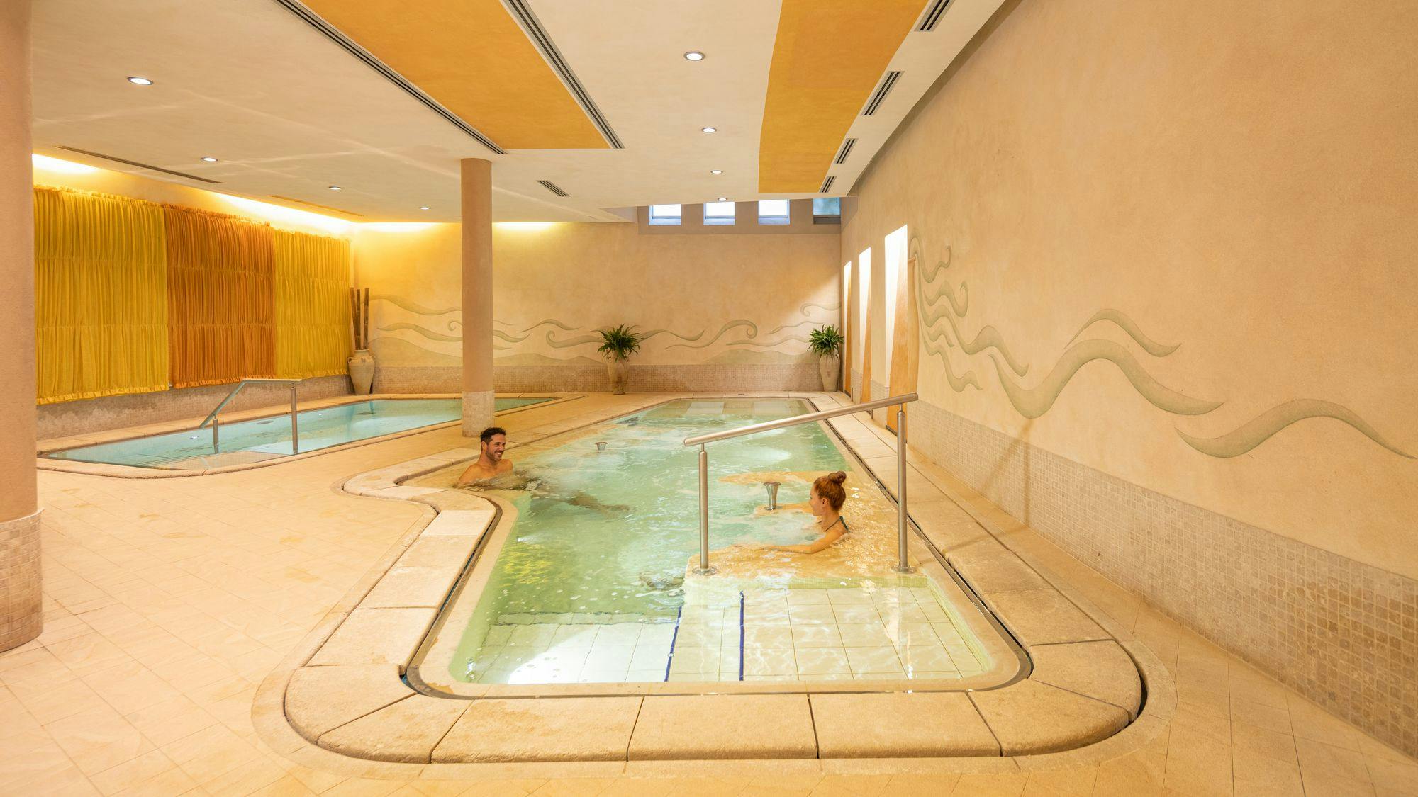 Spa-pool-people-vacation-hotel