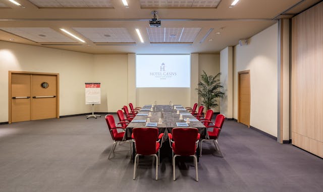 Sala meeting-sedie rosse-pianta