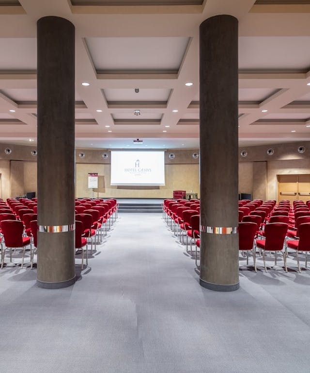 Sala meeting-colonne-sedie rosse