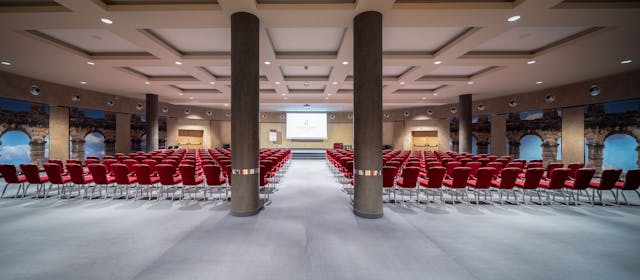 Sala meeting-colonne-sedie rosse