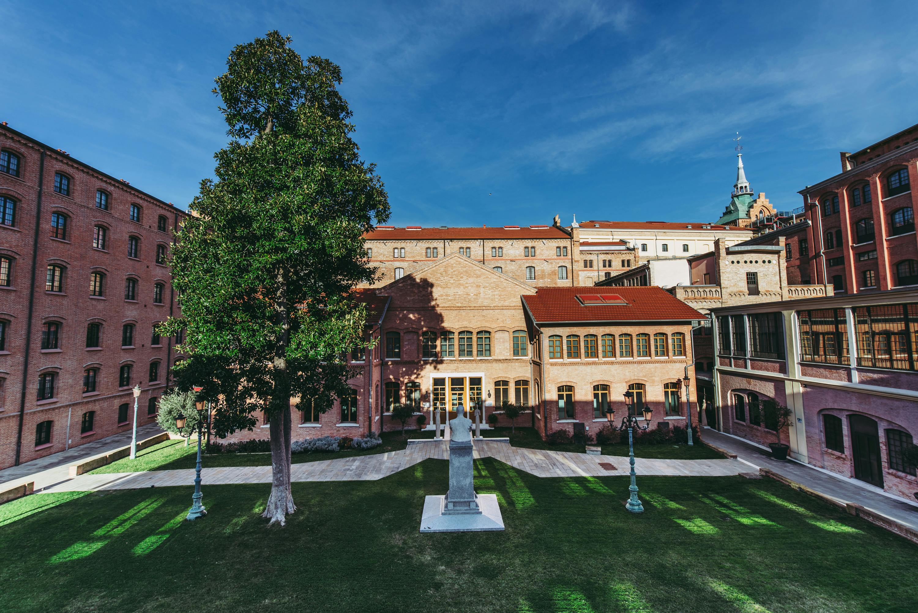 Garden-hotel-trees-blue sky-buildings