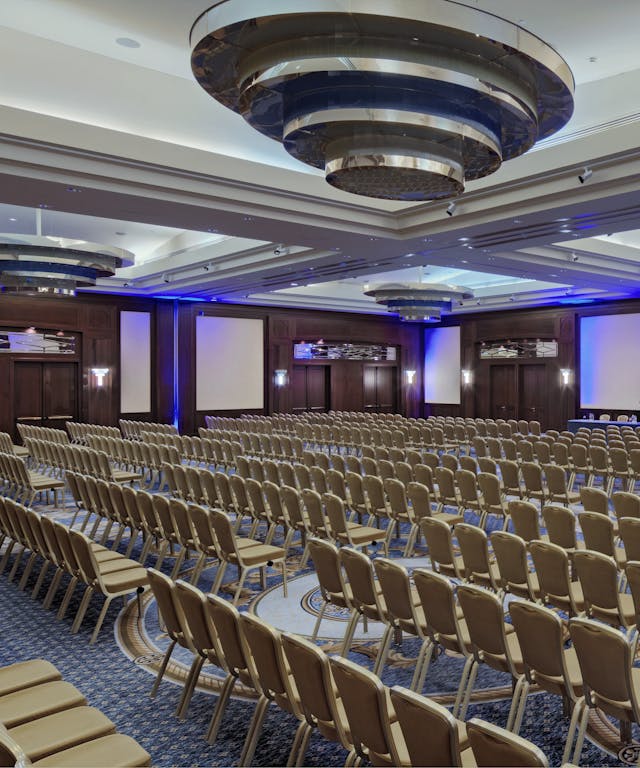 Meeting room-ballroom-sedie marroni-pareti blu