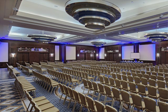 Meeting room-ballroom-sedie marroni-pareti blu