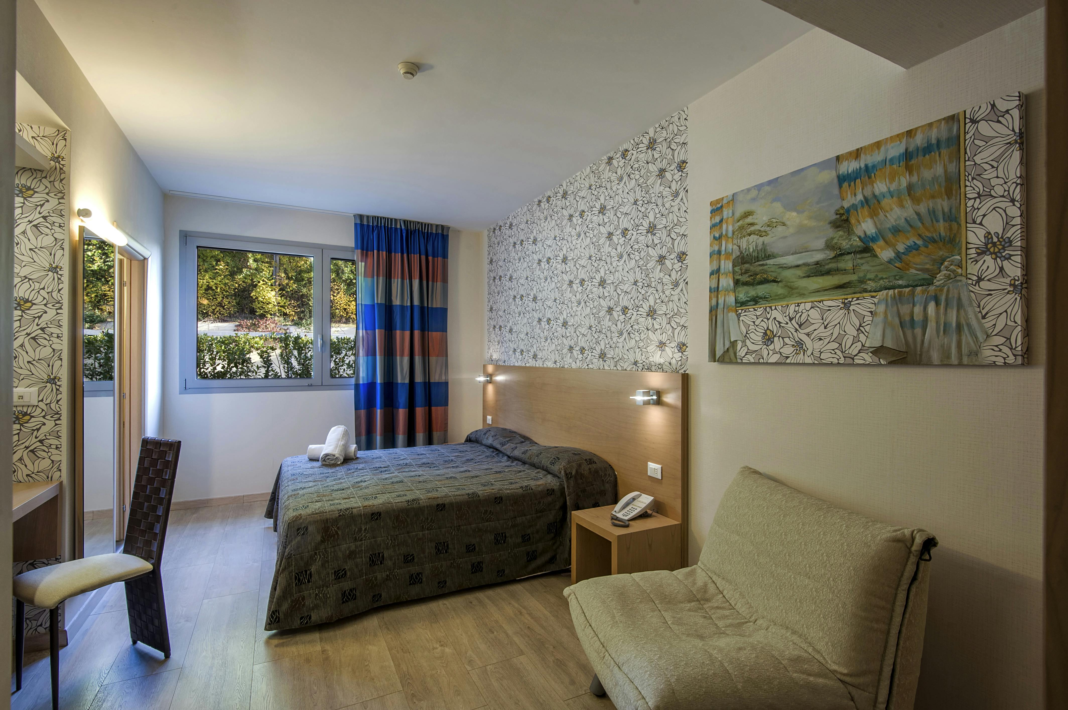 camera-letto-finestra-pareti arredate