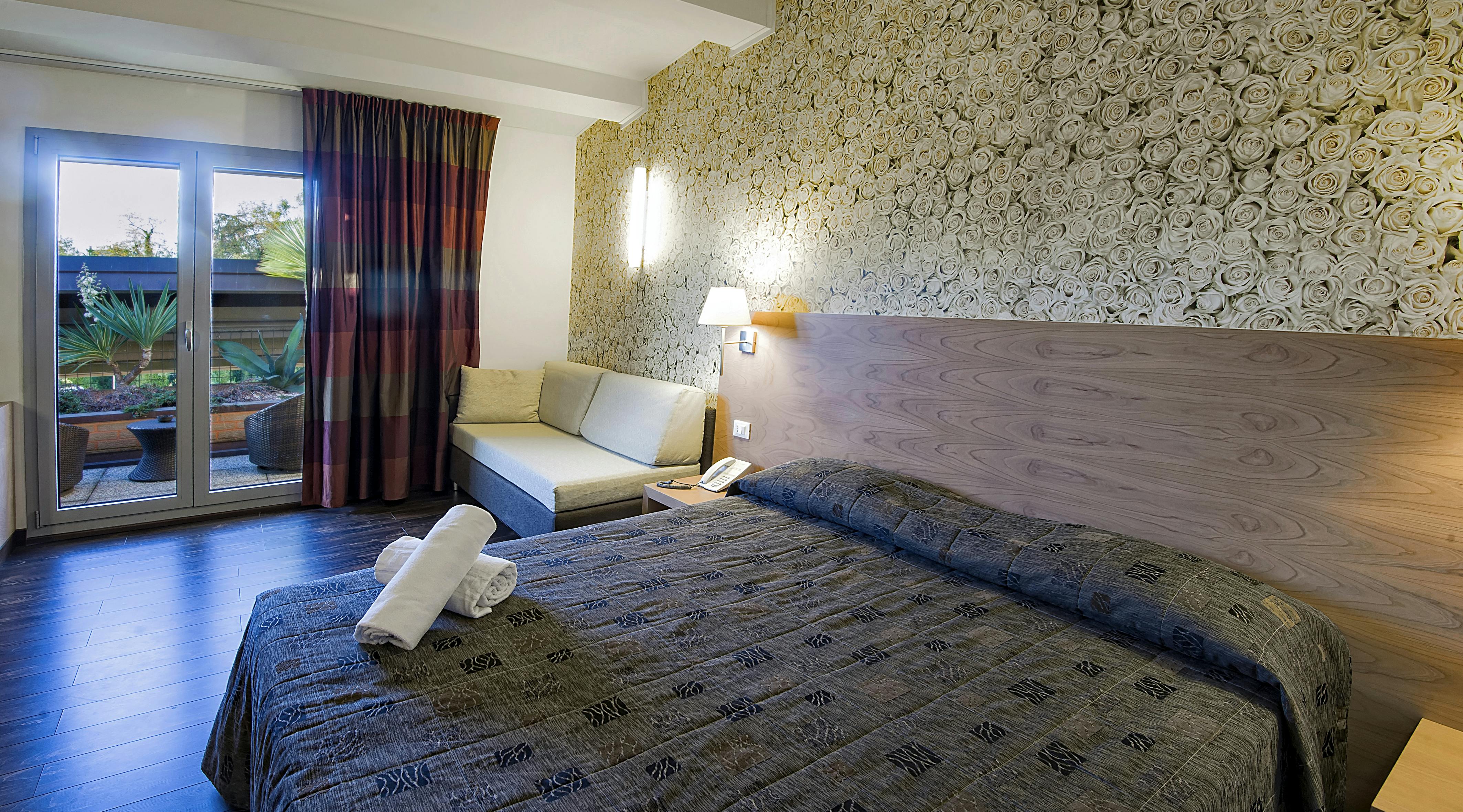 Hotel-suite-garden-bed